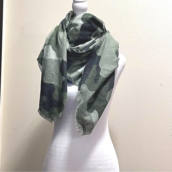 Express Camo Scarf/Small Blanket Square Approx 36” x 36” - Picture 1 of 6